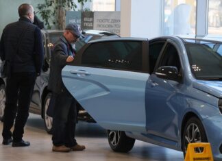 Продажи новых автомобилей упали на 40%