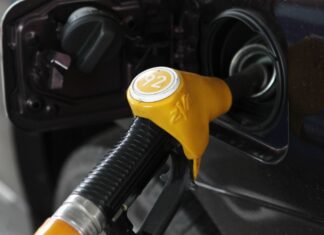 Росстат зафиксировал снижение цен на автомобильное топливо шестую неделю подряд