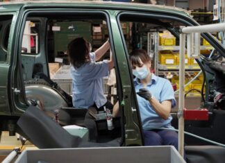 Минпромторг продолжит работу по запуску автозаводов