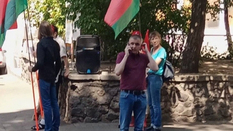 В Киеве радикалы избили митингующих и полицейских у посольства Белоруссии